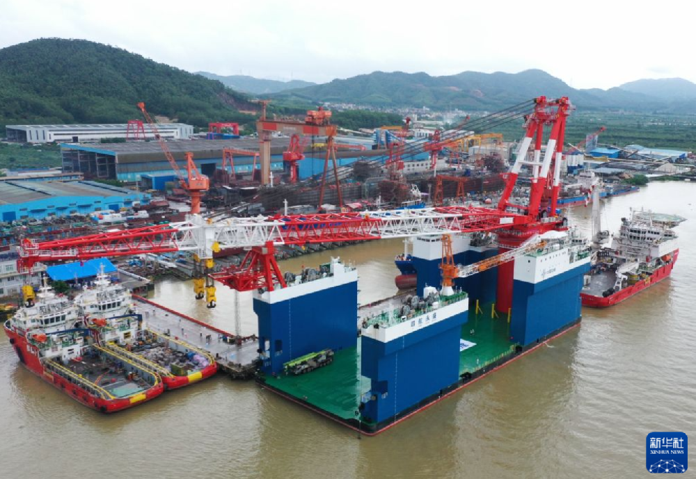 China Delivers Its Largest Fully Revolving Semi-Submersible Crane Vessel Sihang Yongsheng